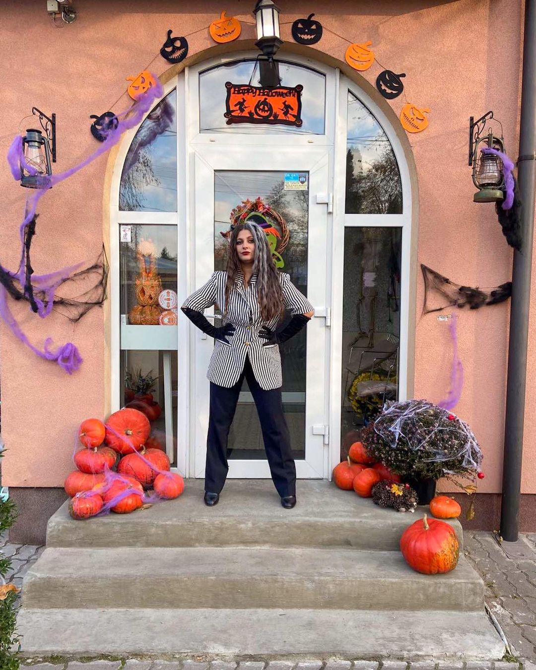 Круелла відвідала наше свято присвячене Halloween і разом з вихователями розва...